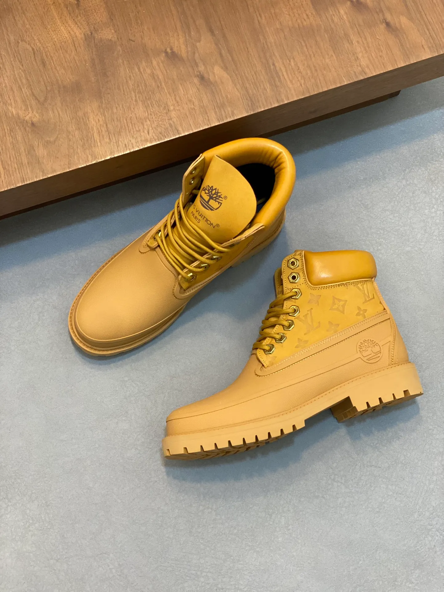 💰760 Top LV x Timberland Timberland co-branded presbyopic rhubarb boots, ankle boots, short boots, LV x Timberland ankle boots are made of Monogram embossed waterproof nubuck cow leather, relying on the brand's exquisite craftsmanship to carefully reshape the classic Timberland 6-inch boot shape in Italy, and make an eye-catching appearance in the 2025 autumn and winter men's wear show created by Pharrell Williams with American workwear style. The Monogram embossed tongue, original Timberland laces and outsole are exquisite details, the leather label expresses the cooperation logo, and the delivery counter is exquisitely packaged! Math 39-44 (order 45)